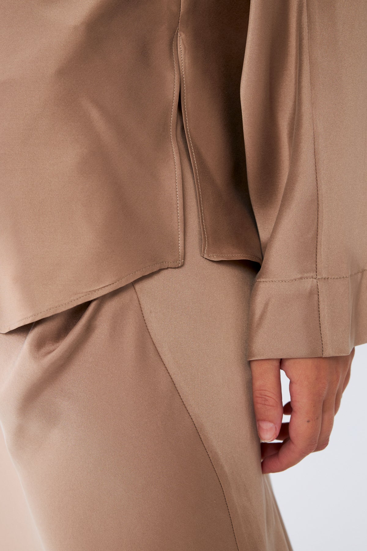 Liora Blouse – %100 İpek Yarasa Kollu Kadın Bluz Stone Taupe | Noorvien