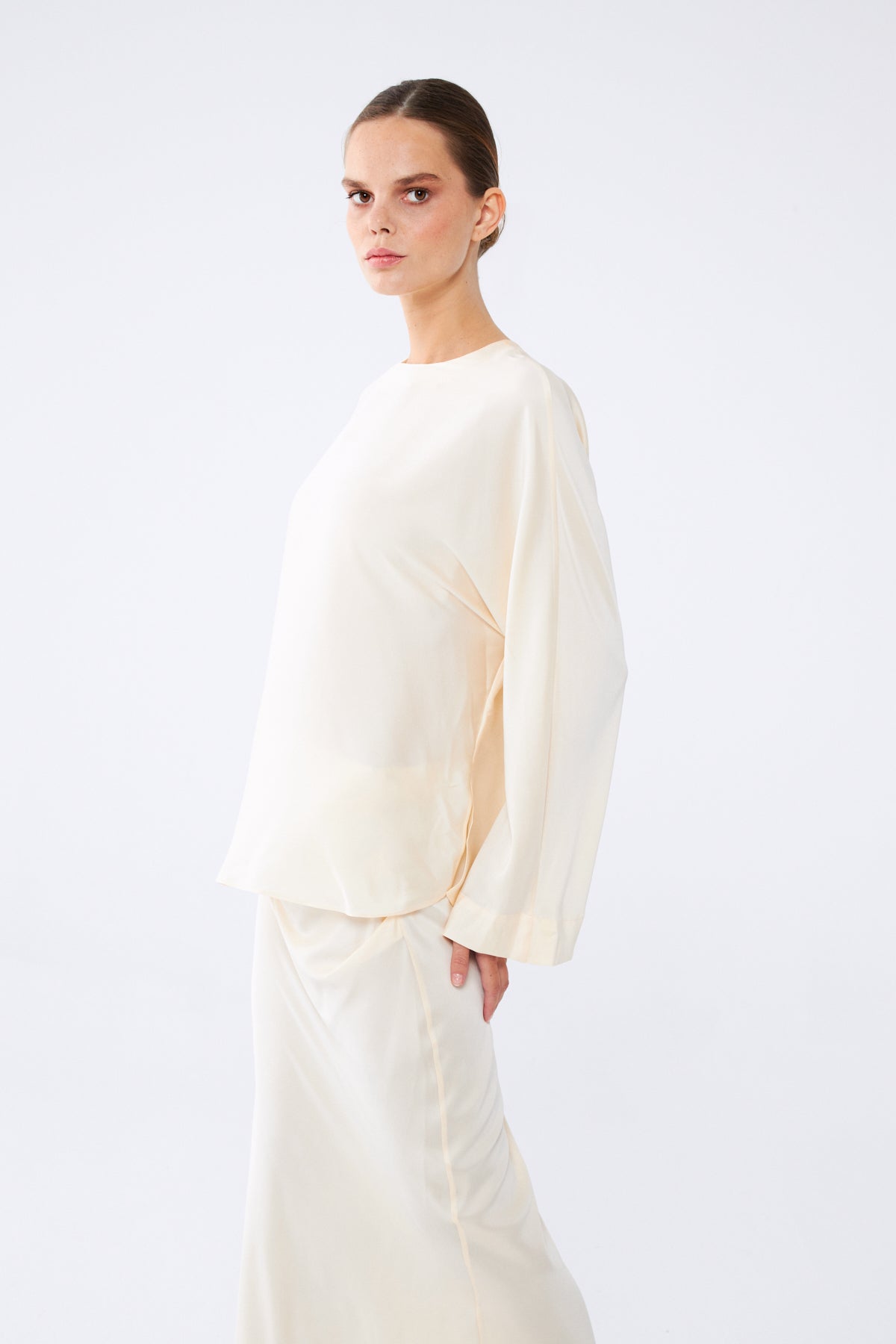 Liora Blouse – %100 İpek Yarasa Kollu Kadın Bluz Soft Cream | Noorvien